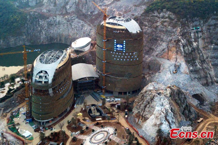 Cliffside hotel under construction in E China city (1/3)